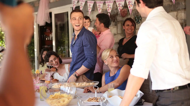 Кадр из сериала «В ожидании солнца», реж. Алтан Дёнмез/ D Productions, Kanal D