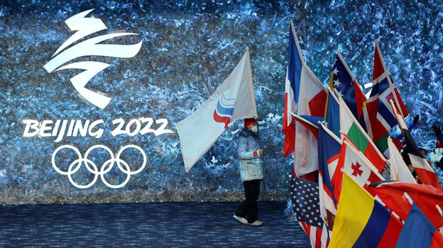 Александр Большунов с флагом ОКР на Олимпиаде-2022 в Пекине.