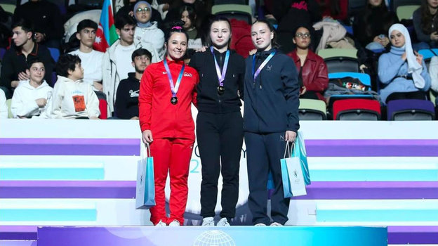 Александра Лямина (в центре).