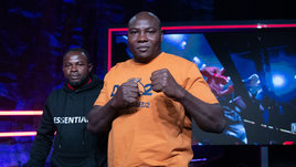 Вырубает в первом раунде, бился с Дюбуа. Кто такой Эбенезер Тетте