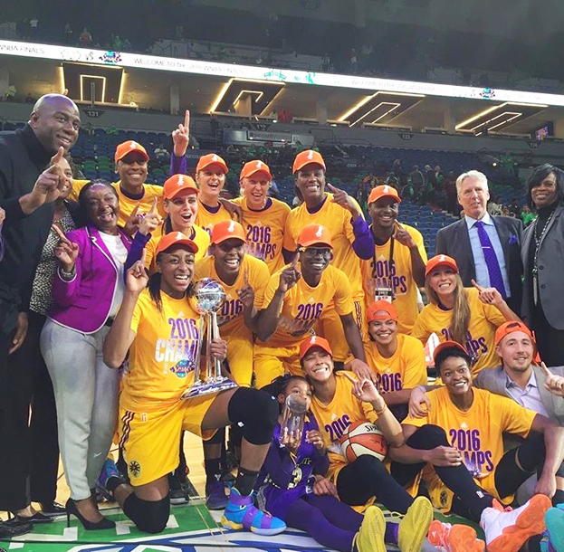 Мэджик Джонсон (крайний слева) празднует чемпионство вместе с командой. Мэджик Джонсон (крайний слева) празднует чемпионство вместе с командой