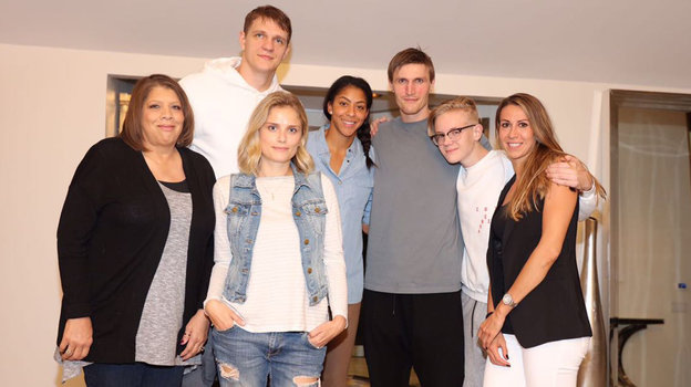 Евгения Белякова в компании Андрея Кириленко и Тимофея Мозгова. Баскетболистка Евгения Белякова в компании Андрея Кириленко и Тимофея Мозгова