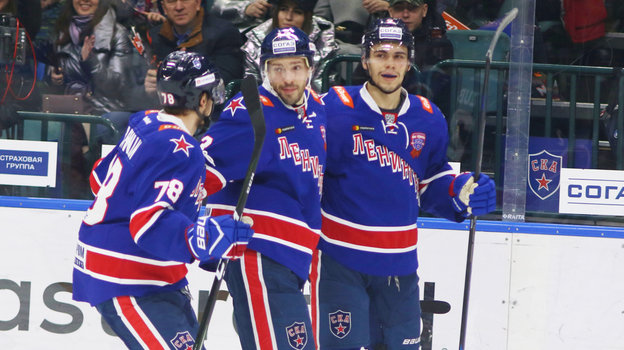 Андрей Кручинин, Павел Дацюк и Артем Зуб. Хоккеисты Андрей Кручинин, Павел Дацюк и Артем Зуб в матче за СКА