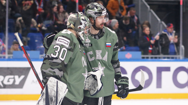 Хоккеисты Егор Заврагин и Андрей Падан после поражения в матче СКА — «Спартак» (2:7). 25 февраля. Санкт-Петербург