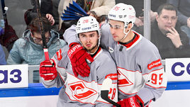 Хоккеисты Егор Заврагин и Андрей Падан после поражения в матче СКА — «Спартак» (2:7). 25 февраля. Санкт-Петербург