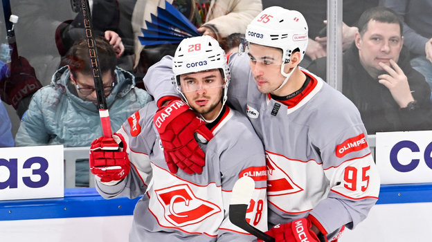 Хоккеисты Егор Заврагин и Андрей Падан после поражения в матче СКА — «Спартак» (2:7). 25 февраля. Санкт-Петербург