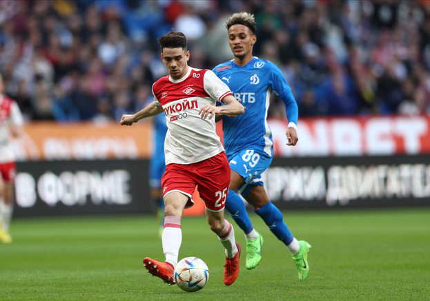 Полузащитник «Спартака» Данил Пруцев (слева) и хавбек «Динамо» Бителло.