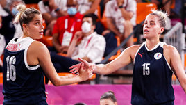 Баскетболистки Евгения и Ольга Фролкины. 26 июля 2021. Япония. Токио. Олимпиада. Баскетбол 3х3. Групповой этап. Россия — Франция.