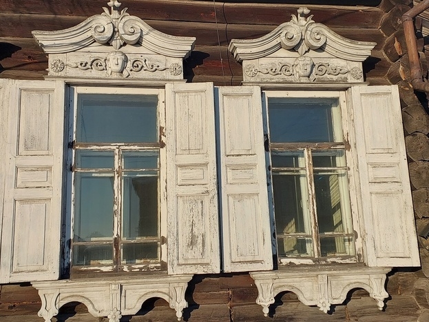 Девочка с косичками. Наличник в доме на въезде в Енисейск.