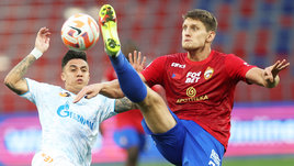 Футболисты Густаво Мантуан и Игорь Дивеев в матче ЦСКА — «Зенит» (0:1). 14 сентября 2024 года. Москва.