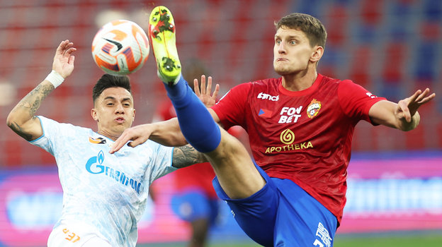 Футболисты Густаво Мантуан и Игорь Дивеев в матче ЦСКА — «Зенит» (0:1). 14 сентября 2024 года. Москва.