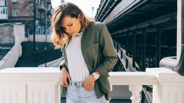 Девушка на фоне города