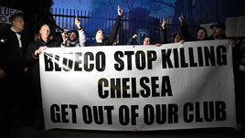 Фанаты «Челси» до сих пор скандируют имя Абрамовича. Они активно протестуют против нынешнего руководства