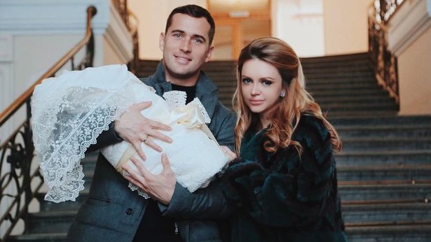 Александр Кержаков и Милана Тюльпанова с сыном.