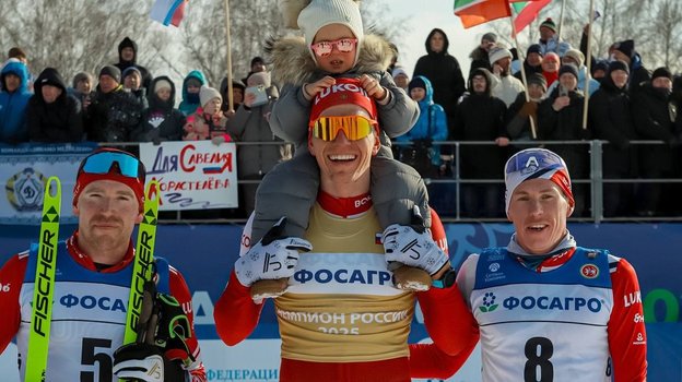 Илья Семиков, Александр Большунов с дочкой и Павел Соловьев после скиатлона на чемпионате России 1 марта.