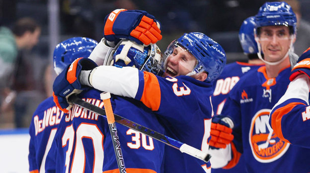 Хоккеисты «Айлендерс» Илья Сорокин и Кейси Сизикас в матче против «Нэшвилла» (7:4)