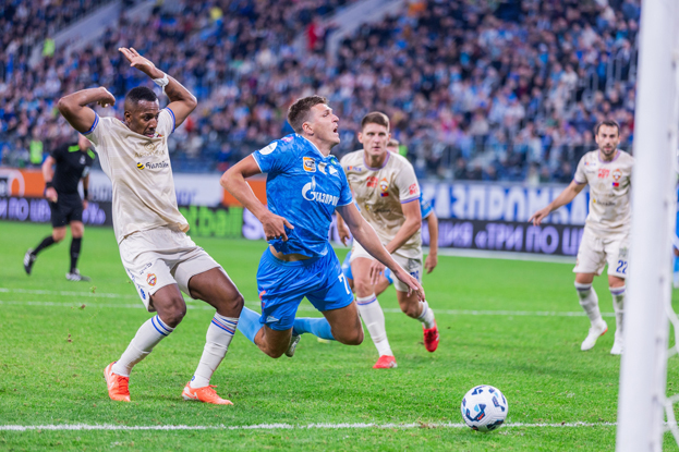 Мойзес и Александр Соболев. Футболисты Мойзес и Александр Соболев в матче «Зенит» — ЦСКА (0:0). 1 марта. Санкт-Петербург.