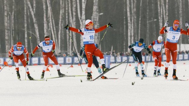 Сергей Забалуев празднует победу в смешанной эстафете на чемпионате России в Казани.