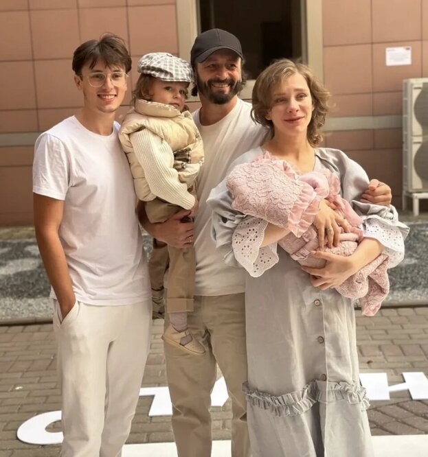 Илья Авербух и Елизавета Арзамасова с детьми.