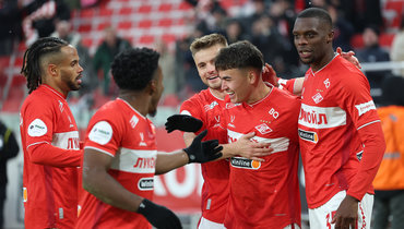 Футболисты «Спартака» Тео Бонгонда, Маркиньос, Олег Рябчук и Кристофер Мартинс поздравляют Манфреда Угальде с голом в ворота «Оренбурга» (2:0) 2 марта.