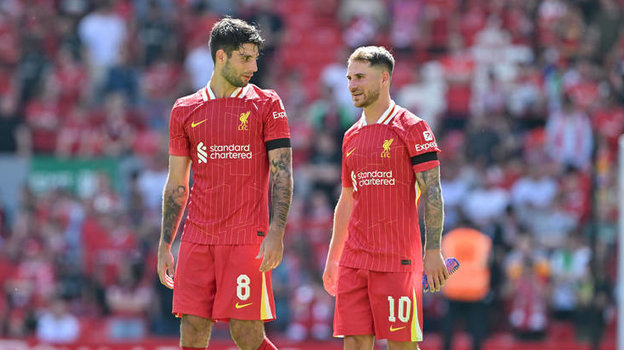 Доминик Собослаи и Алексис Макаллистер («Ливерпуль»).