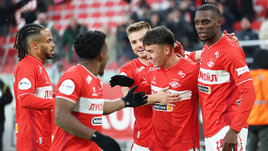 Футболисты «Спартака» Тео Бонгонда, Маркиньос, Олег Рябчук и Кристофер Мартинс поздравляют Манфреда Угальде с голом в ворота «Оренбурга» (2:0) 2 марта. Москва