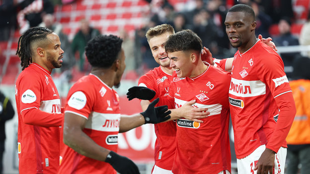 Футболисты «Спартака» Тео Бонгонда, Маркиньос, Олег Рябчук и Кристофер Мартинс поздравляют Манфреда Угальде с голом в ворота «Оренбурга» (2:0) 2 марта. Москва