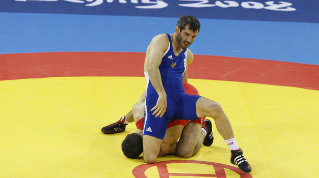 Бувайсар Сайтиев в поединке с Сосланом Тигиевым на Олимпиаде-2008.