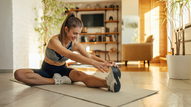 Девушка делает разминку