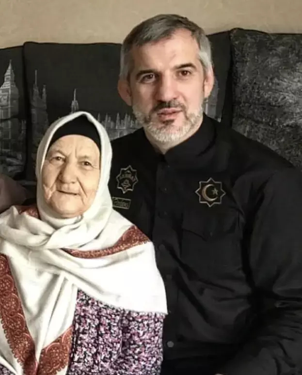 Бувайсар Сайтиев с мамой.