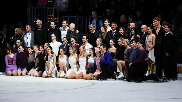 Александр Овечкин (третий слева в верхнем ряду) присутствовал на шоу «Legacy on Ice». Участники и гости шоу «Legacy on Ice»