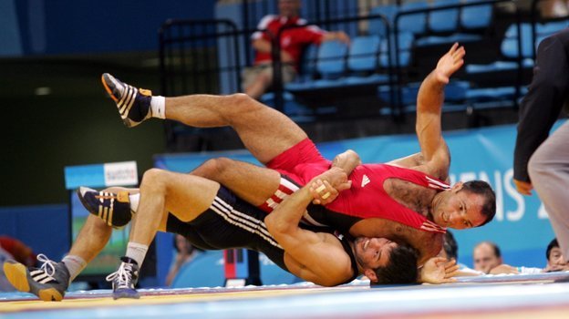 Бувайсар Сайтиев (в синем) в поединке с Геннадием Лалиевым на Олимпиаде-2004.