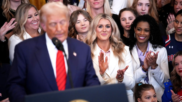 Райли Гейнс (в центре). Пловчиха Райли Гейнс