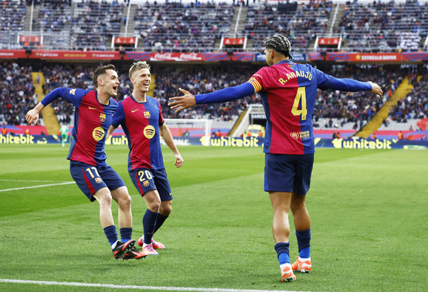 Марк Касадо, Дани Ольмо и Рональд Араухо. Футболисты «Барселона» Марк Касадо, Дани Ольмо и Рональд Араухо.