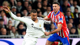 Футболисты Килиан Мбаппе и Клеман Лангле в матче «Реал» — «Атлетико» (1:1). 8 февраля. Мадрид.