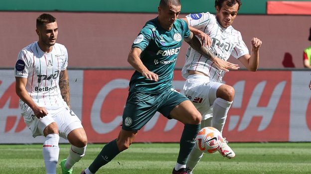 Стефан Лончар (в центре).