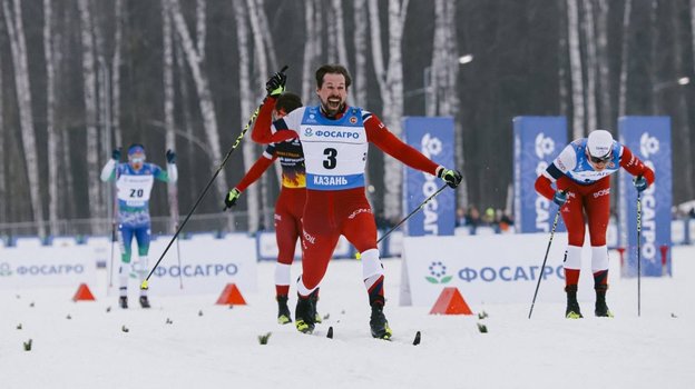 Сергей Устюгов празднует победу в спринте на чемпионате России 4 марта.