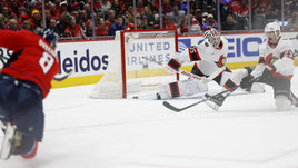 Шведский вратарь украл гол у Овечкина в матче-триллере! До великого рекорда все еще 11 шайб