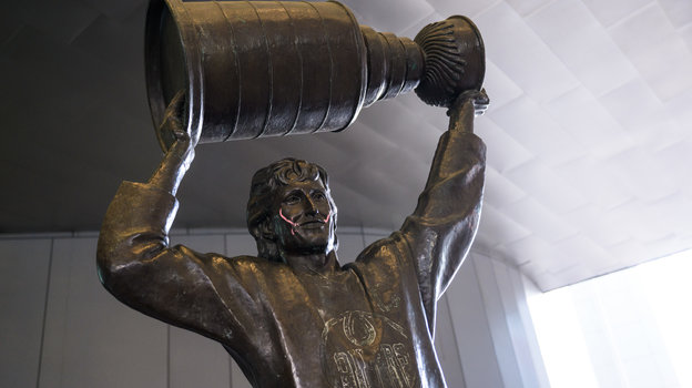 Статуя Уэйна Гретцки с Кубком Стэнли у арены «Эдмонтон Ойлерз».