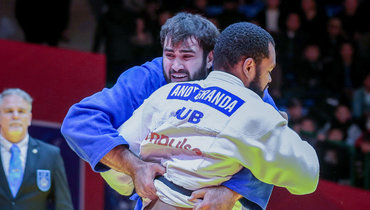 Схватка челябинца Дениса Батчаева и чемпиона мира Энди Гранда.