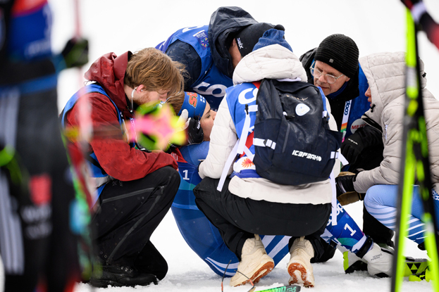 Медики оказывают помощь Ясми Йоэнсуу. Медики оказывают помощь лыжнице Ясми Йоэнсуу