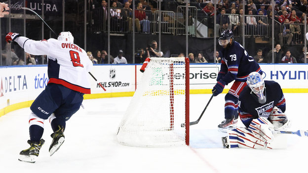 Хоккеист Александр Овечкин (слева) празднует гол в ворота Игоря Шестеркина в матче «Рейнджерс» — «Вашингтон» (2:3 ОТ). 6 марта. Нью-Йорк.