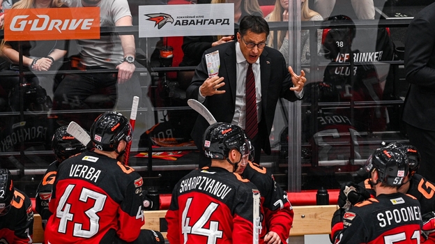 Главный тренер «Авангарда» Ги Буше с хоккеистами омского клуба.