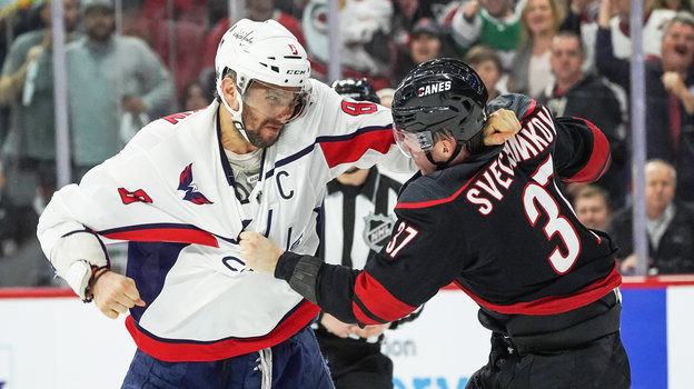 Александр Овечкин и Андрей Свечников. Хоккеисты Александр Овечкин и Андрей Свечников