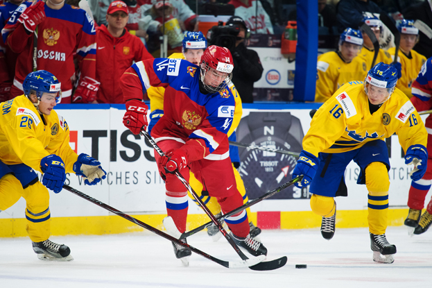 Андрей Свечников (№14) в матче за сборную России. Хоккеист Андрей Свечников в матче за сборную России против сборной Швеции. 2017 год