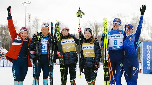 Команда Республики Татарстан в составе Натальи Терентьевой и Дарьи Непряевой (в центре) выиграла командный спринте на ЧР 8 марта.