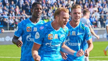 Нападающий «Зенита» Лусиано Гонду (в центре) стал автором победного гола в матче с «Факелом» (2:0).