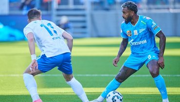 Полузащитник «Зенита» Вендел (справа) в матче с «Факелом» (2:0).