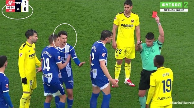 Cудья Мигель Анхель Ортис Ариас показывает красную карточку Антонио Бланко.