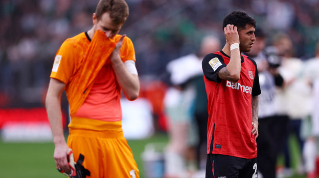 Футболисты «Байера» Лукас Градецки и Эсекьель Паласиос.